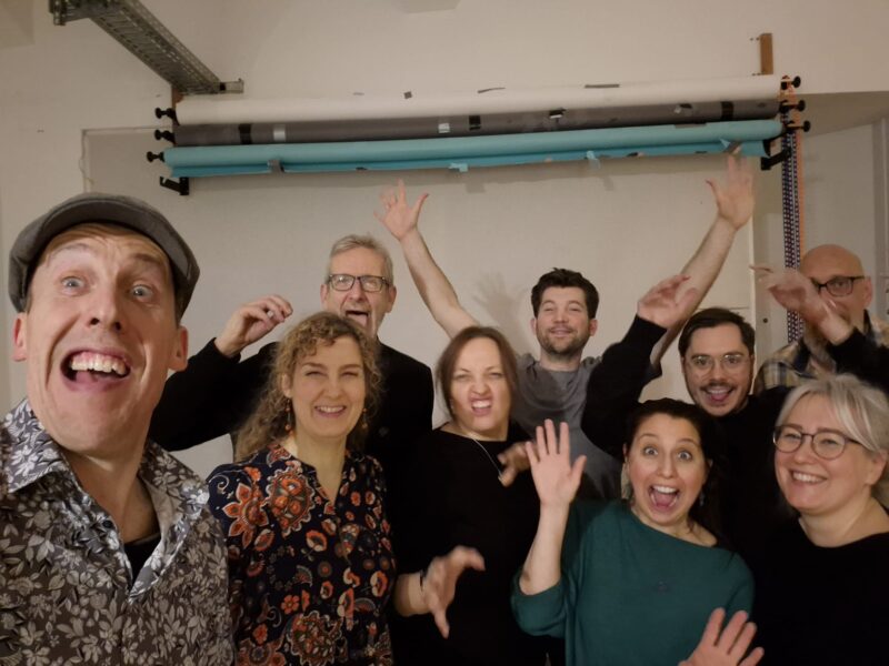 Gruppe lacht gemeinsam beim Improkurs im SPONTAN THEATER Studio in Düsseldorf-Unterbilk