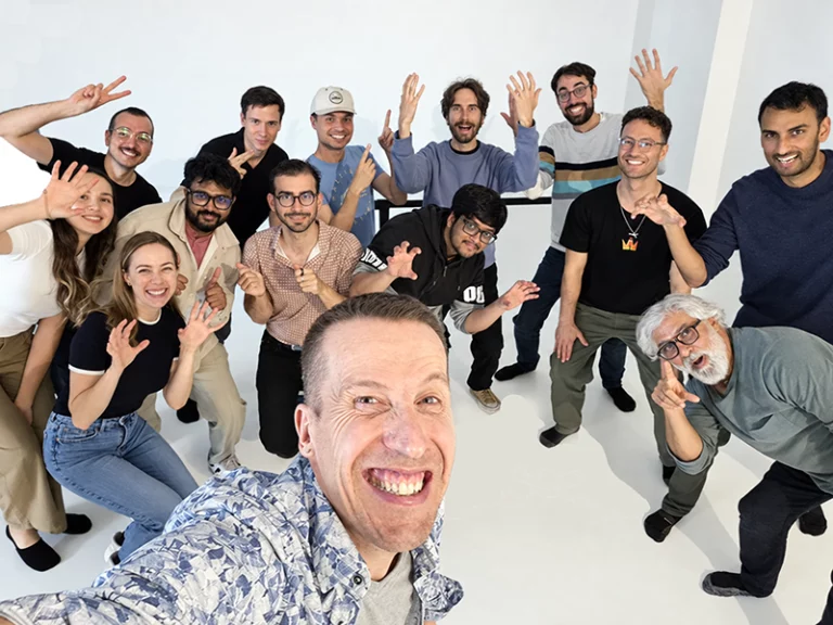 Teamevent Düsseldorf & Köln: Impro-Event, das verbindet Impro-Teamevent mit SPONTAN THEATER: Team jubelt nach dem Event im Studio
