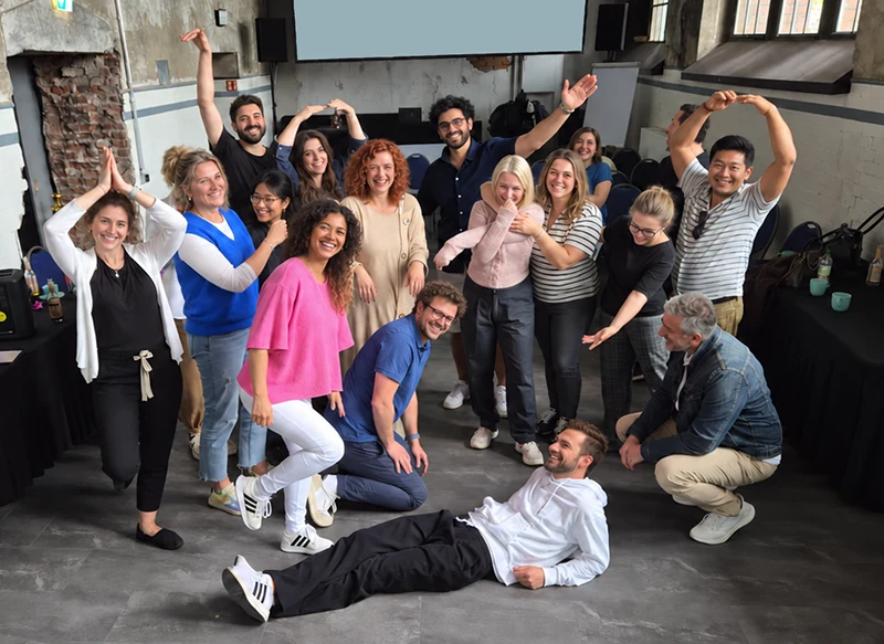 Teamevent Düsseldorf & Köln: Impro-Event, das verbindet Impro-Teamevent auf einem Offsite: Team posiert nach dem Event in der Location